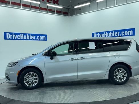 Used 2024 Chrysler Pacifica Touring-L image 8