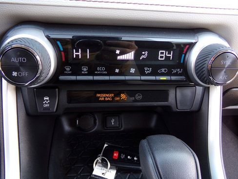 Used 2022 Toyota RAV4 XLE w/ Convenience Package image 31