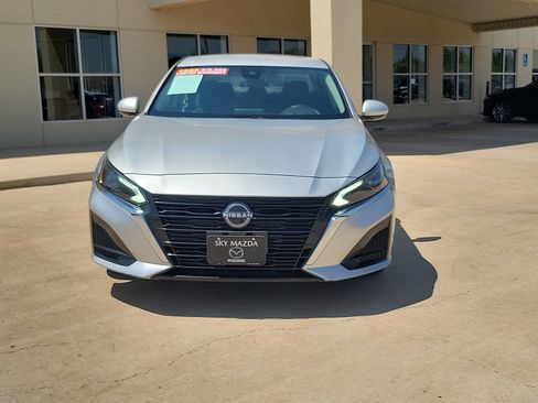 Used 2023 Nissan Altima 2.5 SV FWD image 2