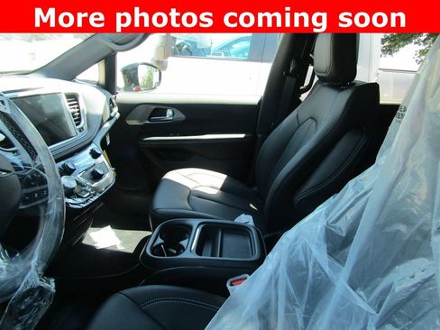 New 2027 Chrysler Pacifica Select AWD/4WD image 11