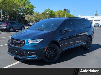 Used 2023 Chrysler Pacifica Touring-L w/ S Appearance Package video 1