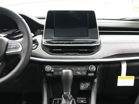 New 2025 Jeep Compass Latitude w/ Sun & Sound Group AWD/4WD image 25