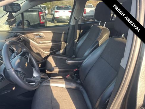 Used 2020 Chevrolet Trax LT w/ LT Convenience Package image 9