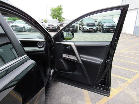 Used 2016 Toyota RAV4 XLE AWD/4WD image 32
