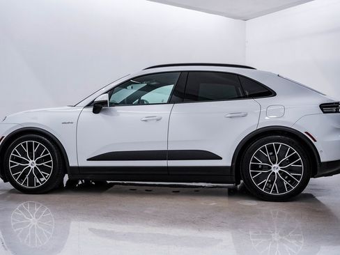 Certified 2025 Porsche Macan Electric image 2