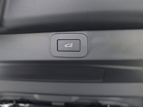 Used 2025 Land Rover Range Rover SE image 40