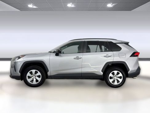 Used 2021 Toyota RAV4 LE FWD image 2