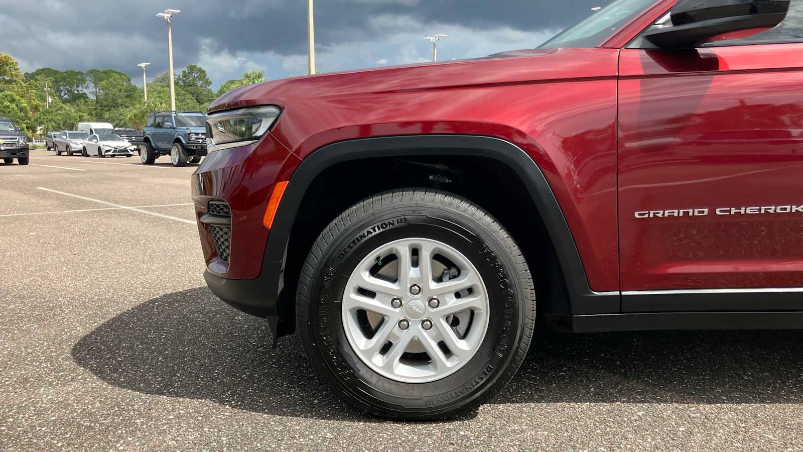 Used 2023 Jeep Grand Cherokee Laredo AWD/4WD image 18
