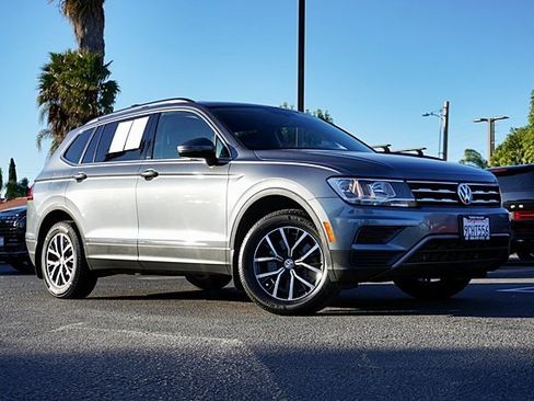 Used 2021 Volkswagen Tiguan SE image 2
