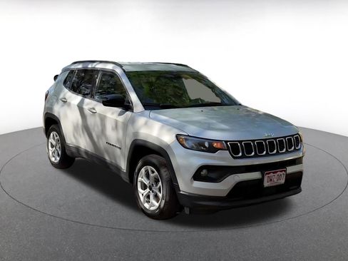 Used 2025 Jeep Compass Latitude image 3