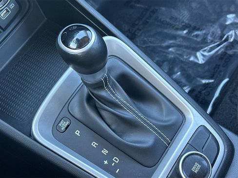 Used 2022 Hyundai Venue SEL image 24