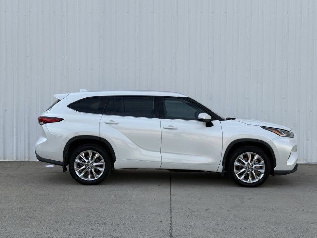 Used 2023 Toyota Highlander Limited FWD image 3