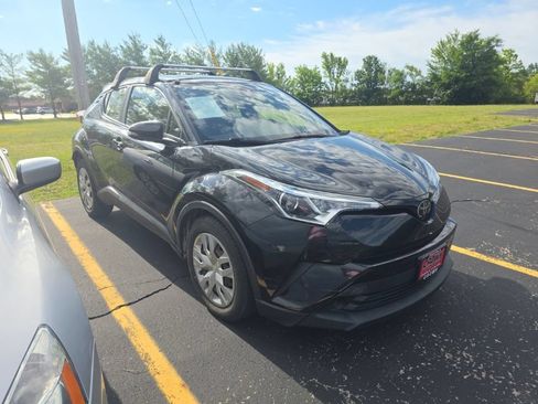 Used 2019 Toyota C-HR LE FWD image 3