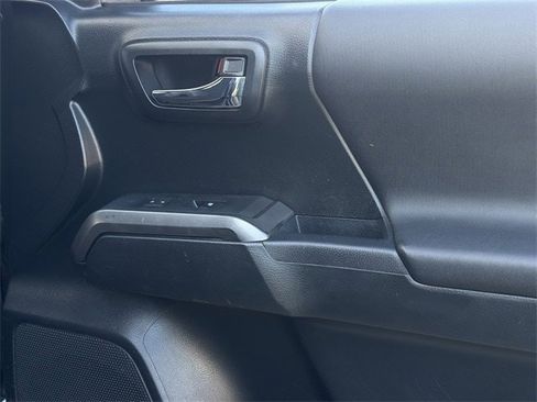 Used 2016 Toyota Tacoma TRD Off-Road image 28