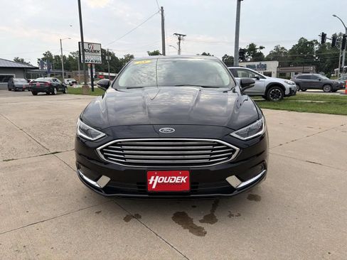 Used 2018 Ford Fusion SE w/ Fusion SE Technology Package FWD image 2