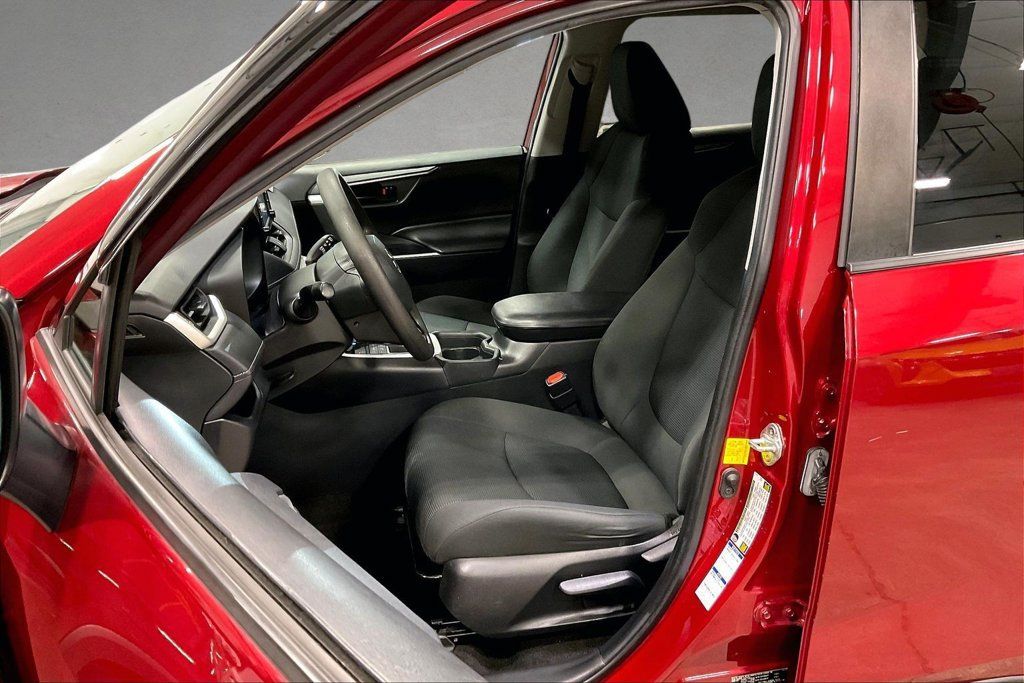 Used 2021 Toyota RAV4 LE w/ Carpet Mat Package (TMS) AWD/4WD image 21