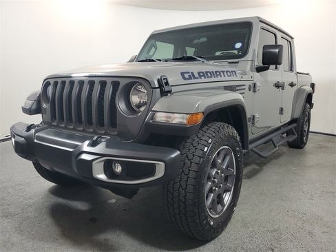 Used 2020 Jeep Gladiator Sport image 3