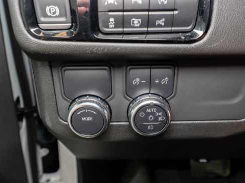 Used 2025 GMC Yukon Denali RWD image 32