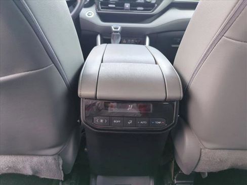 Used 2022 Toyota Highlander XLE FWD image 17