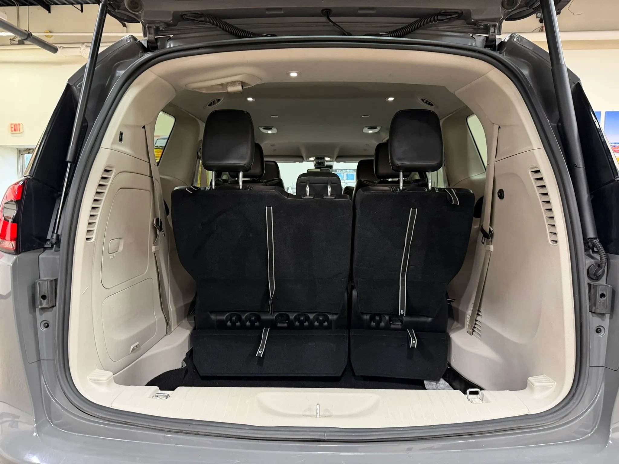 Used 2023 Chrysler Pacifica Touring-L FWD image 24