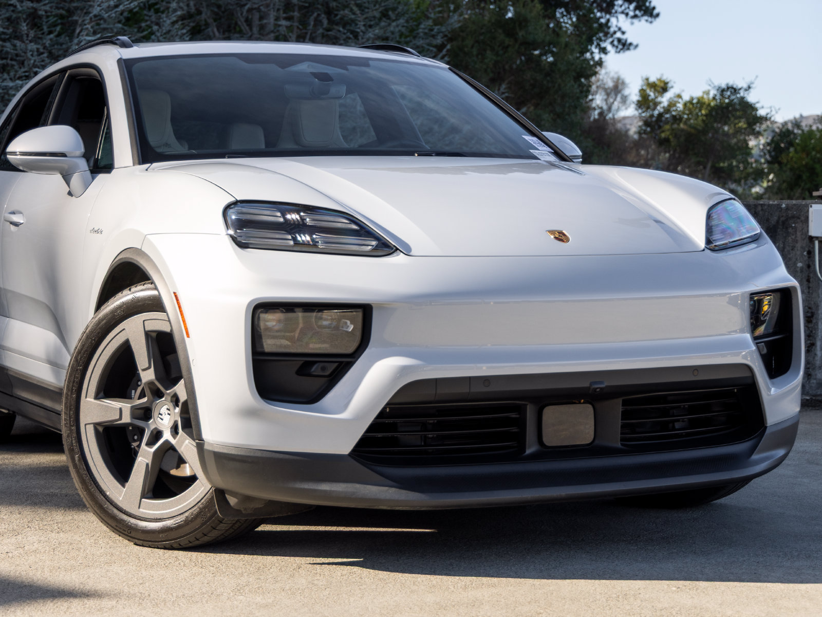 Certified 2025 Porsche Macan Electric RWD image 9