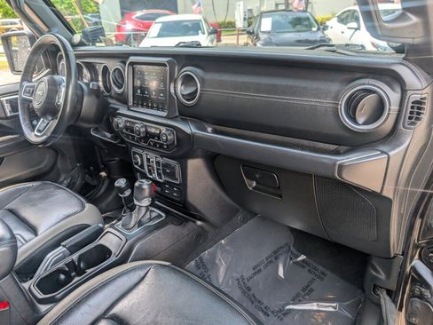 Used 2018 Jeep Wrangler Unlimited Sahara AWD/4WD image 18