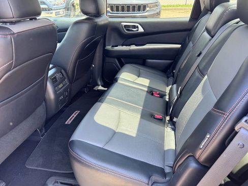 Used 2020 Nissan Pathfinder SL FWD image 12