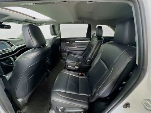 Used 2019 Toyota Highlander XLE AWD/4WD image 24
