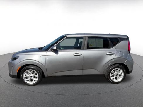 Used 2025 Kia Soul LX w/ LX Technology Package FWD image 9