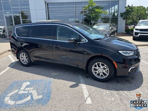 Used 2024 Chrysler Pacifica Touring-L FWD image 27