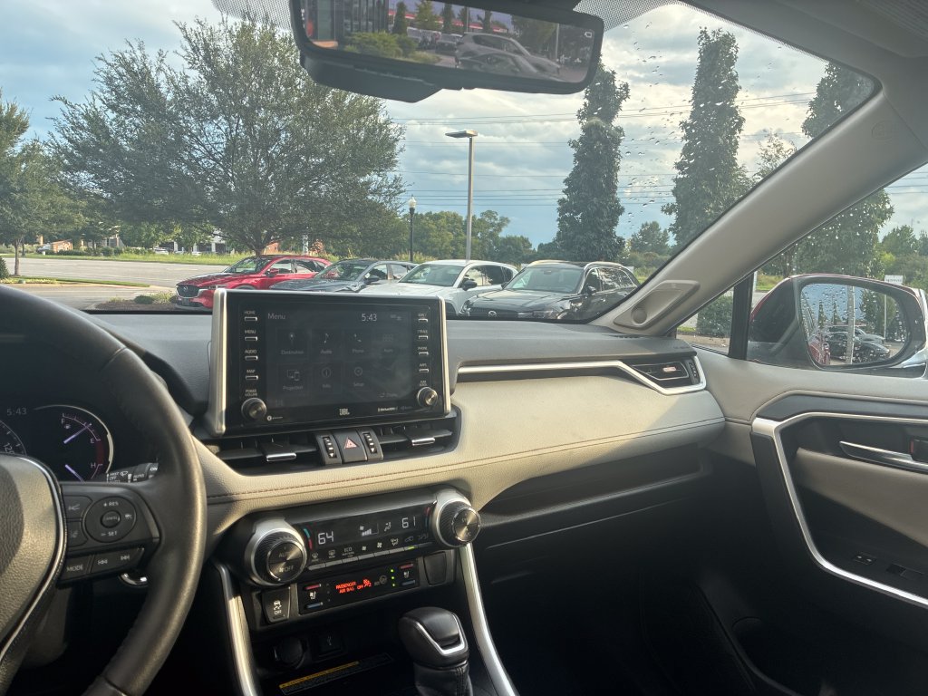 Used 2020 Toyota RAV4 Limited AWD/4WD image 30