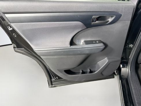 Used 2025 Toyota Highlander LE FWD image 26