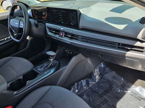 Used 2025 Kia K4 LXS image 32