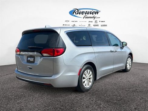Used 2018 Chrysler Pacifica Touring Plus FWD image 5