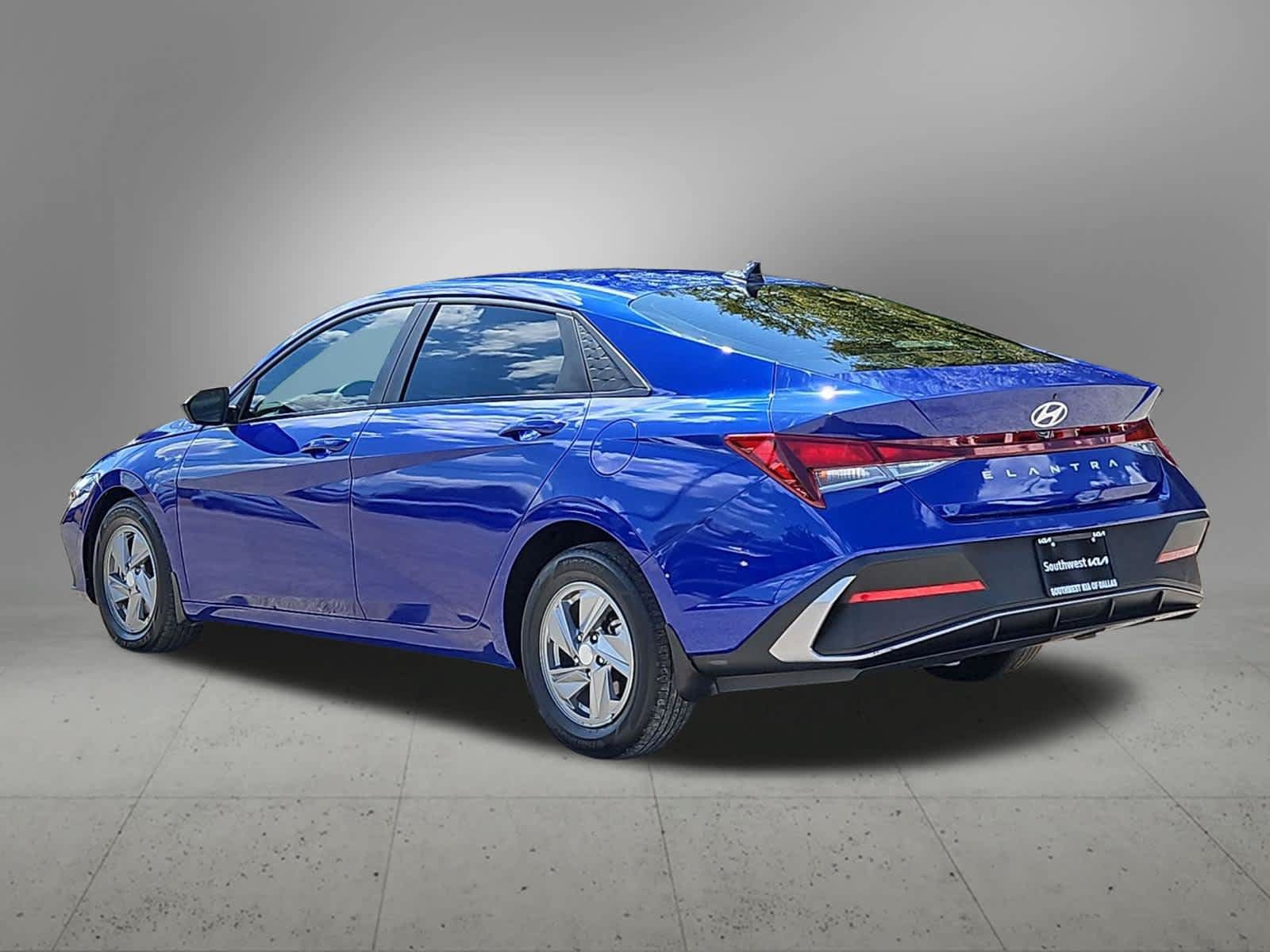 Used 2025 Hyundai Elantra SE FWD image 4