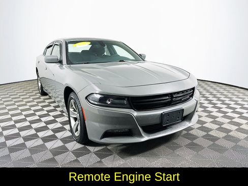 Used 2017 Dodge Charger SXT image 3