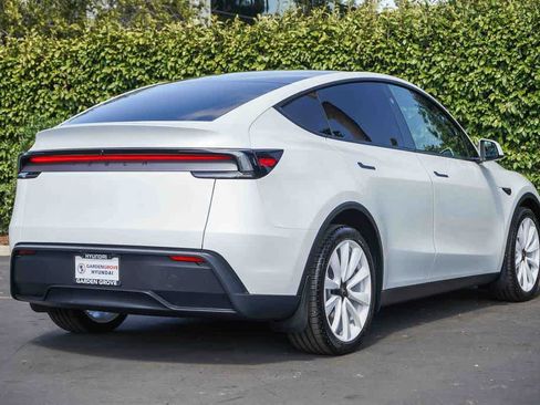 Used 2026 Tesla Model Y 2WD image 5