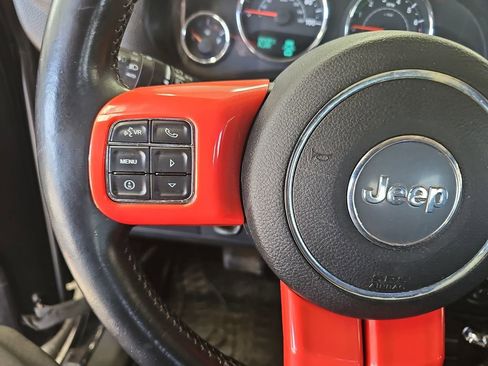 Used 2015 Jeep Wrangler Unlimited Rubicon w/ Connectivity Group AWD/4WD image 16