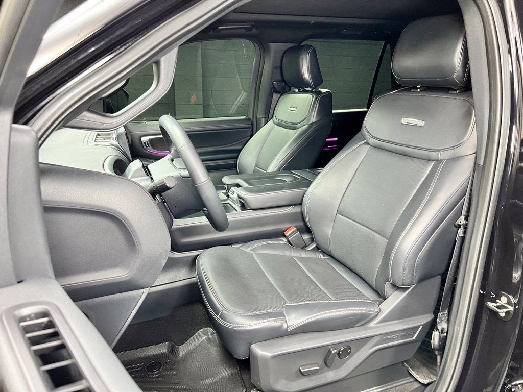 Used 2025 Ford Expedition Platinum w/ Stealth Performance Package AWD/4WD image 7