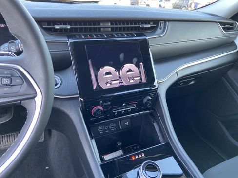 Used 2024 Jeep Grand Cherokee Laredo image 23