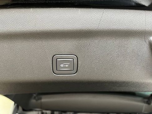 Used 2025 GMC Yukon XL Denali w/ Denali Reserve Package image 15