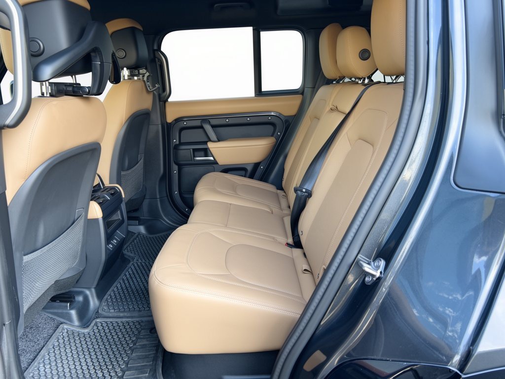 Used 2025 Land Rover Defender 110 X-Dynamic SE AWD/4WD image 25