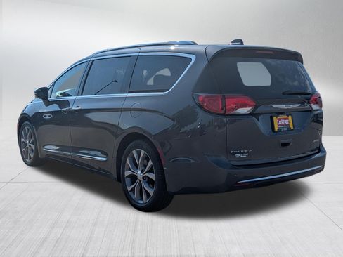 Used 2018 Chrysler Pacifica Limited w/ Tire & Wheel Group FWD image 5