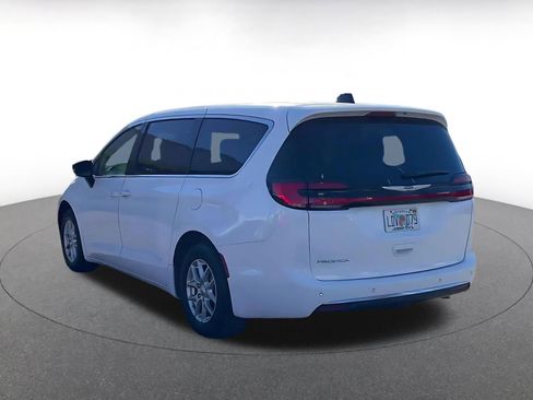 Used 2025 Chrysler Pacifica Select image 10