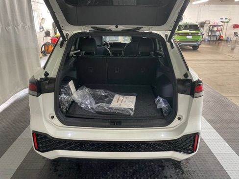 New 2026 Volkswagen Tiguan SE R-Line AWD/4WD image 11