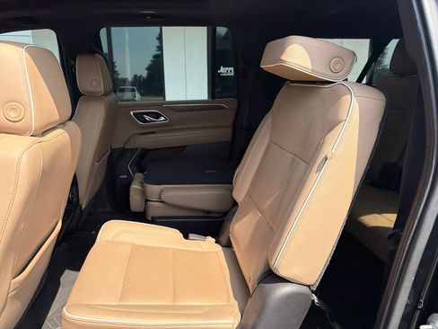 Used 2021 Chevrolet Suburban Premier w/ Premium Package AWD/4WD image 5