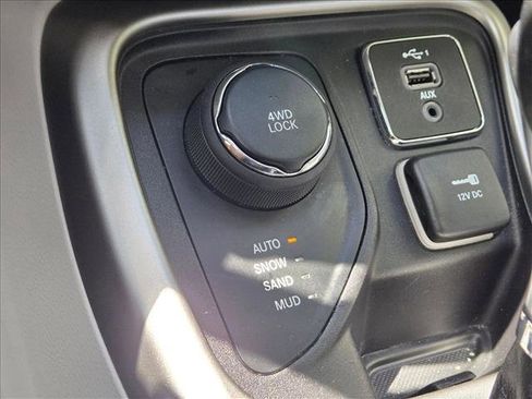Used 2021 Jeep Compass Latitude w/ Sun and Sound Group AWD/4WD image 13
