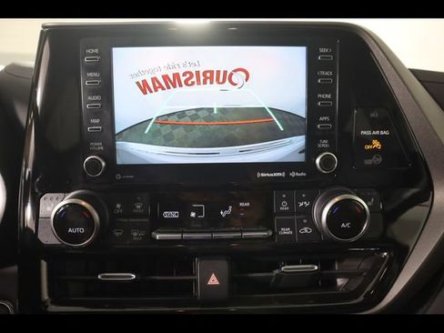 Used 2022 Toyota Highlander XLE AWD/4WD image 25