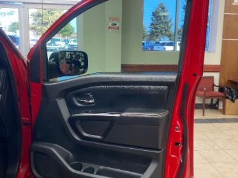 Used 2021 Nissan Titan PRO-4X w/ Pro-4x Convenience Package image 12