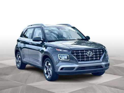 Used 2025 Hyundai Venue SEL FWD image 2
